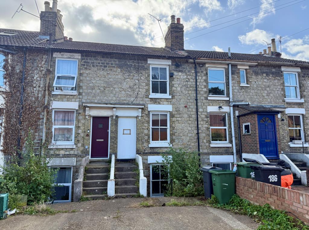 Lot: 125 - MID-TERRACE HOUSE FOR IMPROVEMENT - Mid-terrace house